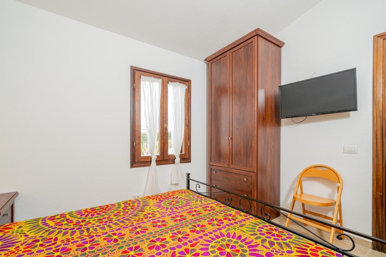 Appartamento Trilocale Le Canne 4 Posti Letto Con Giardino E Posto Auto Privato San Teodoro  Εξωτερικό φωτογραφία