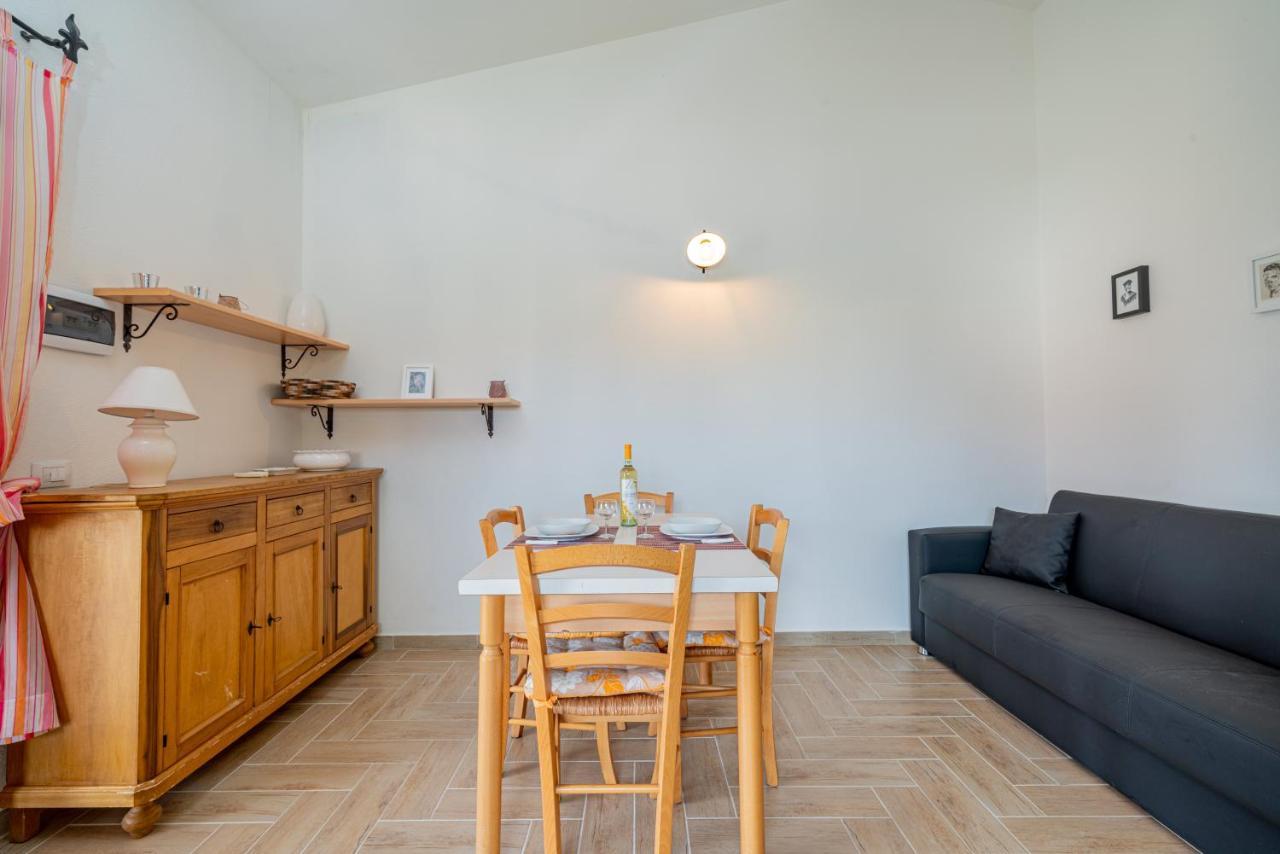 Appartamento Trilocale Le Canne 4 Posti Letto Con Giardino E Posto Auto Privato San Teodoro  Εξωτερικό φωτογραφία